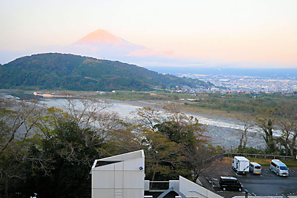 道の駅「富士川楽座」4階展望ラウンジより富士山