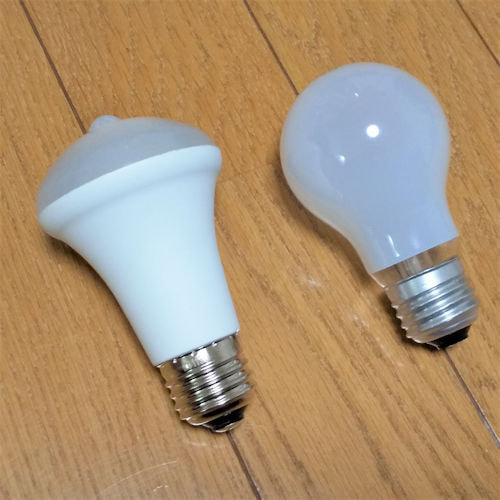 左：アイリスオーヤマ LED電球 人感センサー付 口金直径26mm 40形相当 電球色 LDR6L-H-SE25│右：40W白熱電球